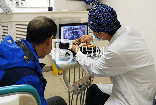 口福故事丨松牙重新固定，不受拔牙苦，6旬老人重享“舌尖上的幸?！?></p>
						</div>
						<div   id=