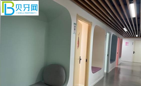 武漢青橙口腔能刷社?？▎?/></p>
<p>五：武漢青城口腔診所地址在哪里？</p>
<p>湖北省武漢市洪山區(qū)光谷SBI創(chuàng)業(yè)街2號樓</p>
<p>綜上所述：武漢傾誠口腔是正規(guī)靠譜的口腔機構。價目表是負擔得起的，不貴。網友評論說，醫(yī)生的牙科技術比較好，大家可以放心治牙！</p>
            <p>以上是關于<strong>武漢青橙口腔怎么樣是正規(guī)的嗎，收費怎么樣，能刷社?？▎?/strong>的相關介紹，想要了解更多醫(yī)生，案例等內容，歡迎在線咨詢客服哦。</p>
            <div   id="4nfsk9s"   class="content_tag">
                <div   id="a4fmou4"   class="content_tag_left">關鍵詞：</div>
                <div   id="sgd4xoi"   class="content_tag_right">
                     
                    <a class="content_tag_right_item" href="/tag/%E9%9D%92%E6%A9%99">青橙</a> 
                     
                    <a class="content_tag_right_item" href="/tag/%E7%A7%8D%E7%89%99">種牙</a> 
                     
                    <a class="content_tag_right_item" href="/tag/%E5%8F%A3%E8%85%94%E6%8A%A4%E7%90%86">口腔護理</a> 
                     
                    <a class="content_tag_right_item" href="/tag/%E6%AD%A3%E8%83%BD%E9%87%8F">正能量</a> 
                    
                </div>
            </div>
            <p class="ask_doctor">
                <a ><img src="/static/images/dibuzx.jpg" title="" alt="在線咨詢" rel="nofollow"></a>
            </p>
            <p class="show_bianji">編輯：</p>
        </div>
        <div   id="eoggw2q"   class="fr width_fr mohutupian">
            <!--  -->
            <div   id="9ias3ad"   class="zixun_gonglue mt0 margin_l">
                <h3><i></i>牙友點評<a href="/list_3/" class="fr mor_l"><span>更多></span></a></h3>
                 
                <ul>
                    <li>
                        <a href="/list_3/5051.html" class="img"><img src="/static/upload/images/y20221202/z5yxgq1v4dz.jpg" alt="浙江衢州鹿鳴口腔門診怎么樣？"></a>
                        <p class="tit"><a href="/list_3/5051.html">浙江衢州鹿鳴口腔門診怎么樣？</a></p>
                        <p class="txt">浙江衢州鹿鳴口腔門診怎么樣？浙江衢州鹿鳴口腔門診是一家以提供優(yōu)質服務為特色的口碑門診。醫(yī)院環(huán)境溫馨舒適，裝修精致，積累了很好的口碑評價。1.浙江衢州鹿鳴口腔門診···<a href="/list_3/5051.html">[詳細]</a></p>
                    </li>
                </ul>
                 
                <ul>
                    <li>
                        <a href="/list_3/5050.html" class="img"><img src="/static/upload/images/y20221202/ktg5akngtcc.jpg" alt="蘇州康橋口腔醫(yī)院電話了解詳情，想了解客戶口碑"></a>
                        <p class="tit"><a href="/list_3/5050.html">蘇州康橋口腔醫(yī)院電話了解詳情，想了解客戶口碑</a></p>
                        <p class="txt">有朋友在后臺咨詢。我想知道蘇州康橋口腔醫(yī)院的評價是否好。我還打電話了解細節(jié)。為什么這么麻煩？本文是小編探店評估記錄。如果你想了解客戶的聲譽，請看這里！一、蘇州康···<a href="/list_3/5050.html">[詳細]</a></p>
                    </li>
                </ul>
                 
                <ul>
                    <li>
                        <a href="/list_3/5048.html" class="img"><img src="/static/upload/images/y20221202/azgp4rwnrhk.jpg" alt="上海奉浦醫(yī)院口腔科是坑人嗎？ 看完最近的口碑評價，我明白了"></a>
                        <p class="tit"><a href="/list_3/5048.html">上海奉浦醫(yī)院口腔科是坑人嗎？ 看完最近的口碑評價，我明白了</a></p>
                        <p class="txt">上海奉浦醫(yī)院口腔科是一個合格的口腔診療科，醫(yī)生團隊也經過了嚴格的篩選。為所有來醫(yī)院的患者創(chuàng)造一個穩(wěn)定的醫(yī)療質量體驗和舒適的牙科護理環(huán)境。奉浦醫(yī)院的聲譽好嗎？上?！ぁぁ?a href="/list_3/5048.html">[詳細]</a></p>
                    </li>
                </ul>
                 
                <ul>
                    <li>
                        <a href="/list_3/5046.html" class="img"><img src="/static/upload/images/y20221202/12mld3v4pbd.jpg" alt="金華蘭溪性價比高的牙科有哪些？金華卓奧口腔怎么樣？"></a>
                        <p class="tit"><a href="/list_3/5046.html">金華蘭溪性價比高的牙科有哪些？金華卓奧口腔怎么樣？</a></p>
                        <p class="txt">金華哪個牙科好？蘭溪市正規(guī)實惠的牙科有哪些？經過小編的方便評價，我們找到了一個合格、價格實惠、口碑好的牙科。這是金華卓奧口腔。為什么推薦？請直接看下面的評論。金···<a href="/list_3/5046.html">[詳細]</a></p>
                    </li>
                </ul>
                 
                <ul>
                    <li>
                        <a href="/list_3/5044.html" class="img"><img src="/static/upload/images/y20221202/jqf2x1lt3e5.jpg" alt="杭州富陽金鉑利口怎么樣？口碑好嗎？市民說正規(guī)便宜好。"></a>
                        <p class="tit"><a href="/list_3/5044.html">杭州富陽金鉑利口怎么樣？口碑好嗎？市民說正規(guī)便宜好。</a></p>
                        <p class="txt">杭州還有很多大大小小的口腔醫(yī)院和診所，那么杭州哪個牙科比較好呢？杭州富陽金白金口腔怎么樣？口碑好嗎？根據當地市民的反饋，醫(yī)院正規(guī)可靠的牙科技術還可以，收費價格合···<a href="/list_3/5044.html">[詳細]</a></p>
                    </li>
                </ul>
                
            </div>
        </div>
    </div>
</div>
<div   id="q8hzrec"   class="list_kecheng layout">
    <h3 class="rem_title" style="width: 100%;">相關推薦</h3>
    <div   id="qjg29fk"   class="rem_box">
         
        <div   id="amew9n4"   class="rem_item">
            <a href="/list_3/5051.html">浙江衢州鹿鳴口腔門診怎么樣？</a>
        </div>
         
        <div   id="wkoqr4p"   class="rem_item">
            <a href="/list_3/5050.html">蘇州康橋口腔醫(yī)院電話了解詳情，想了解客戶口碑</a>
        </div>
         
        <div   id="zldqnt0"   class="rem_item">
            <a href="/list_3/5048.html">上海奉浦醫(yī)院口腔科是坑人嗎？ 看完最近的口碑評價，我明白了</a>
        </div>
         
        <div   id="krys4ui"   class="rem_item">
            <a href="/list_3/5046.html">金華蘭溪性價比高的牙科有哪些？金華卓奧口腔怎么樣？</a>
        </div>
         
        <div   id="arjboz2"   class="rem_item">
            <a href="/list_3/5044.html">杭州富陽金鉑利口怎么樣？口碑好嗎？市民說正規(guī)便宜好。</a>
        </div>
         
        <div   id="puw4ily"   class="rem_item">
            <a href="/list_3/5042.html">吉林愛牙口腔門診部好嗎？我們來看看口碑如何附地址。</a>
        </div>
         
        <div   id="sg4lgea"   class="rem_item">
            <a href="/list_3/5039.html">長沙優(yōu)仕口腔好嗎？患者的口碑評價如何？</a>
        </div>
         
        <div   id="xa4ub2k"   class="rem_item">
            <a href="/list_3/5037.html">南通美奧口腔門診怎么樣？正式嗎？附門診時間和地址</a>
        </div>
        
    </div>
</div>
<footer>
            <div   id="9dvba4t"   class="footer">
                <div   id="q4yq4or"   class="layout clearfix">
                    <img src="/static/images/tmlogo.png" class="fl footer_logo" width="185" style="height:auto">
                    <ul class="fl">
                        <li id="8qdanyy"    class="footer_nav">
                            
                            <a href="/news_1091/" title="口腔醫(yī)院排名" target="_blank">口腔醫(yī)院排名</a>
                            
                            
                            <a href="/news_1100/" title="口腔醫(yī)院價格" target="_blank">口腔醫(yī)院價格</a>
                            
                            
                            <a href="/pages_21/" rel="nofollow">關于我們</a>
                            
                            <a href="/pages_22/" rel="nofollow">聯(lián)系我們</a>
                            
                            <a href="/index.php/sitemap.xml" target="_blank">網站地圖</a>
                            
                            <a href="/pages_23/" rel="nofollow">版權申明</a>
                            
                            <div   id="vynfie4"   class="ba_398">
                                <a  target="_blank" rel="nofollow">網站備案號：京ICP備2022003338號-1</a>
                            </div>
                        </li>
                        <li>免責聲明：本網站部分內容來源于公眾平臺及網絡，如有侵犯版權請聯(lián)系我們</li>
                    </ul>
                    <p class="footer_weixin fl">
                        <span>手機版</span>
                        <img src="/static/upload/image/20220213/1644733911763517.png" class="Wx_img" alt="">
                    </p>
                </div>
            </div>
        </footer>
        
        
	
<!--
<style>
img:after{
    content: 