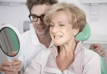 老年人種植牙的利弊？北京京一口腔正規(guī)嗎？